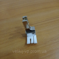 Лапка для отделочных строчек с правым буртиком, расстояние от иглы до подпружиненной части TCR тефлоновая